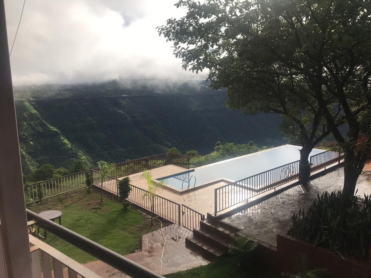 Zona de piscina amb vista a un paisatge de muntanya.