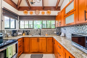 Een koelkast, een magnetron, een oven, een kookplaat