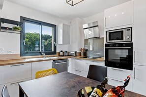 Fridge, microwave, oven, stovetop