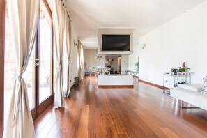 TV, lareira