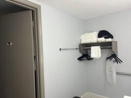 Un baño con un perchero, una toalla colgada y una puerta.