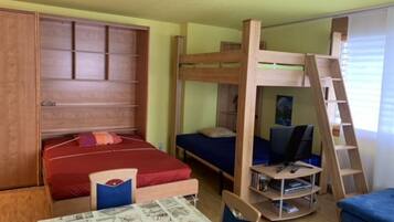 Iron/ironing board, free WiFi, bed sheets