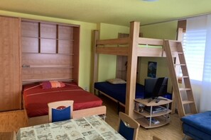 Iron/ironing board, WiFi, bed sheets