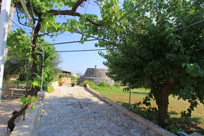 Property grounds - Small villa with veranda and garden close to sandy beaches (Salve)