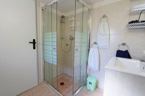 Doccia, asciugacapelli, bidet, carta igienica