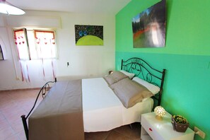 2 habitaciones y tabla de planchar con plancha 