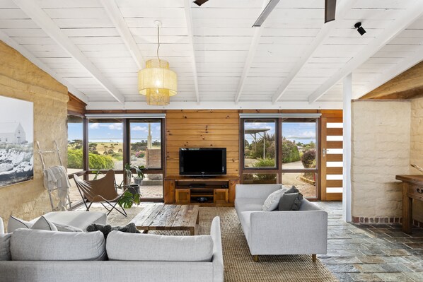 Smart-TV, peis, DVD-spiller og bøker