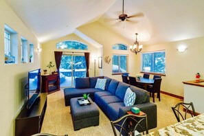 Smart TV, fireplace, Netflix, Hulu