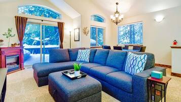 Smart TV, fireplace, Netflix, Hulu