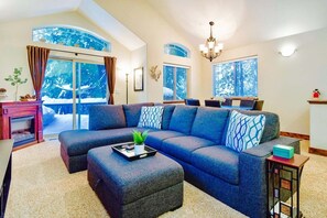 Smart TV, fireplace, Netflix, Hulu