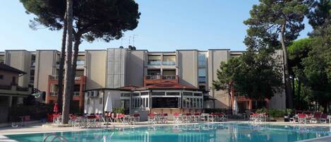 Outdoor pool, pool umbrellas, sun loungers