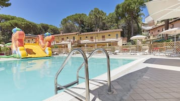 Udendørs pool, parasoller, liggestole