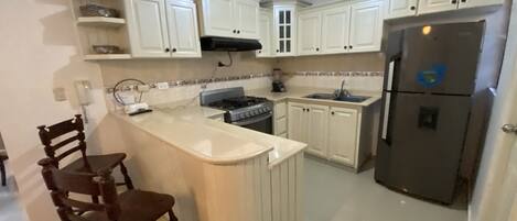 Refrigerador, microondas, horno y parrilla de estufa