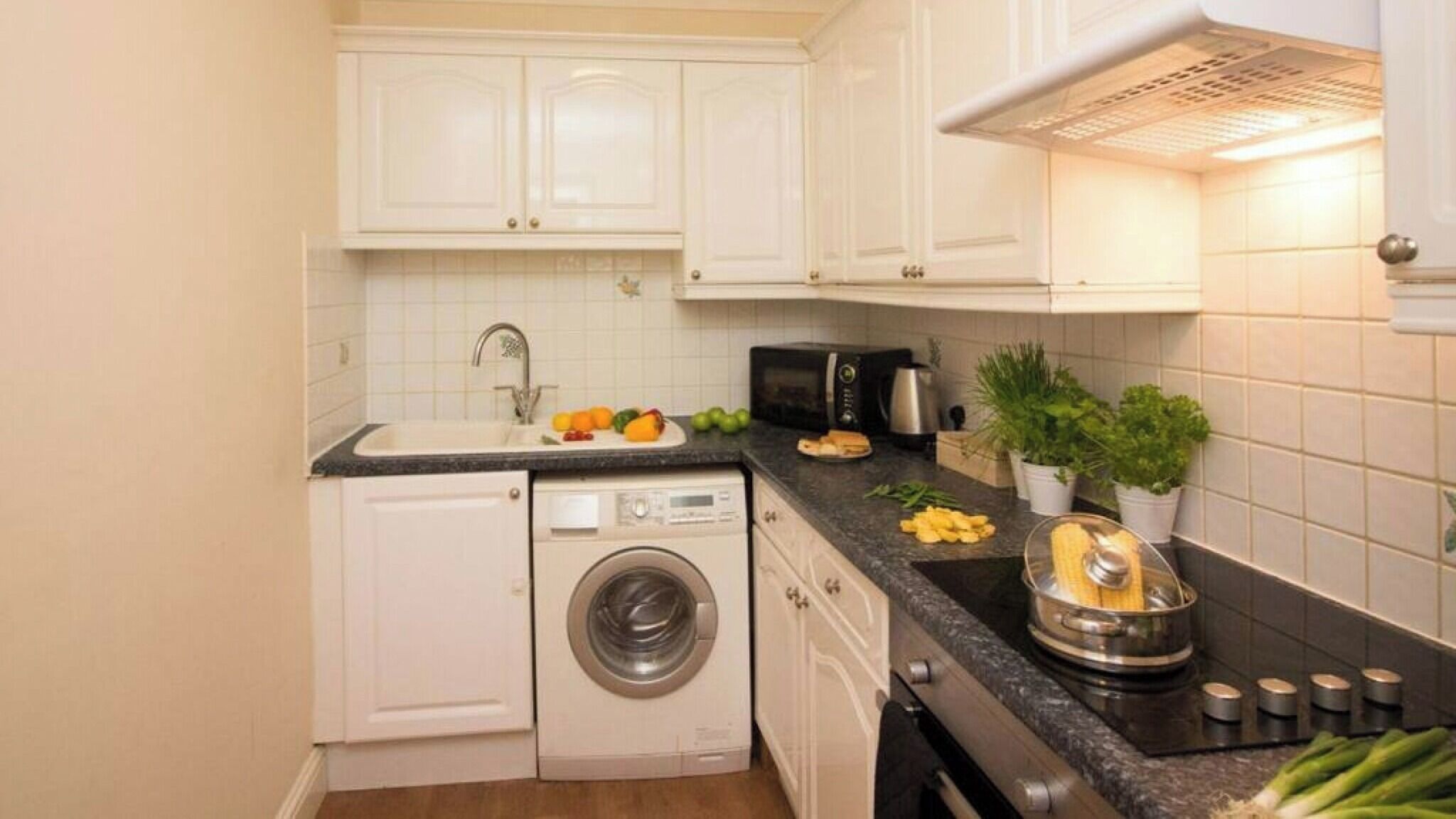 Jääkaappi, mikroaaltouuni, uuni, liesi