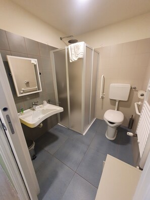 Shower, rainfall showerhead, hair dryer, towels - Camplus Bernini - Casa per Ferie (Turin)