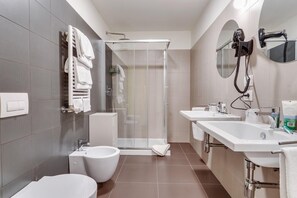 Chuveiro, chuveiro com efeito de chuva, secador de cabelo 