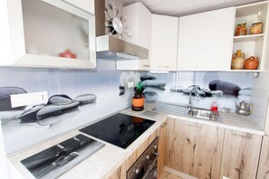 Kjøleskap, ovn, kokeplater og kjøkkenutstyr