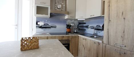 Fridge, oven, stovetop, cookware/dishes/utensils