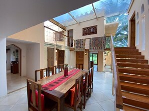 Luxury-Villa | Essbereich im Zimmer