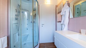 Baignoire, sèche-cheveux, bidet, serviettes fournies