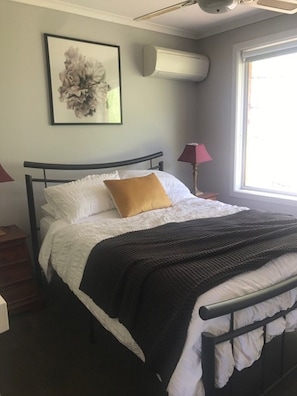 3 chambres, fer et planche à repasser, Wi-Fi, draps fournis