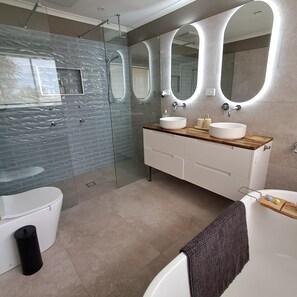 Bathtub, hair dryer, towels, soap - Dromana Seabreeze is a 3 minute drive to the beach and wineries (Dromana)