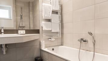 Tina, secadora de cabello, toallas, jabón