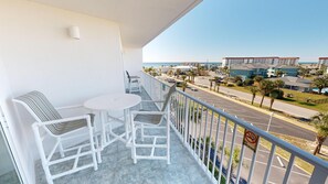 Outdoor dining - ☀️2BR Seacrest 513-Beachfront Complex without Beachfront Prices!☀️ (Fort Walton Beach)