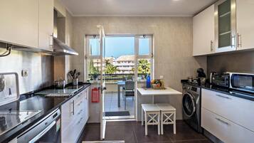 KĂŒhlschrank, Mikrowelle, Ofen, Herdplatte