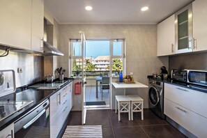 Fridge, microwave, oven, stovetop - "Vilamoura Boutique" Apartment with pool, Wi-Fi, air conditioning and balcony (Quarteira)