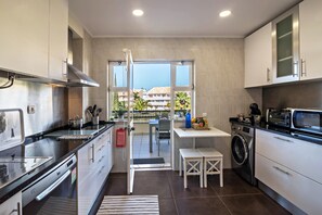 Fridge, microwave, oven, stovetop - "Vilamoura Boutique" Apartment with pool, Wi-Fi, air conditioning and balcony (Quarteira)