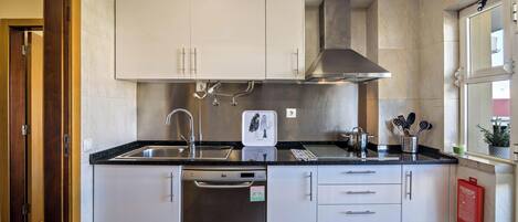 Jääkaappi, mikroaaltouuni, uuni, liesi