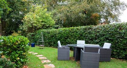 Rose Cottage in the heart of the New Forest, dogs welcome, EV point, sleeps 6