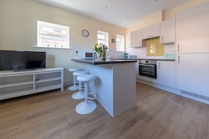 City Apartment | Private kitchen | Full-size fridge, microwave, oven, stovetop