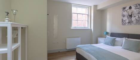 City Apartment | 1 bedroom, iron/ironing board, travel crib, free WiFi