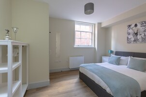 1 habitación, tabla de planchar con plancha y cuna de viaje 