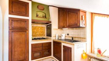 Microondas, horno, placa de cocina y lavavajillas