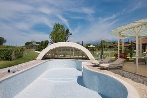 Piscine intérieure, piscine extérieure