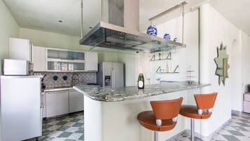 Frigorifero, microonde, forno, piano cottura