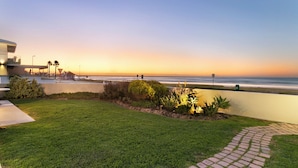 A modern building with a flat roof and a balcony overlooking a beach. - Melkbos Aan See (Cape Town)