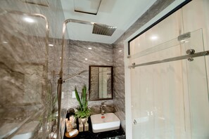 Douche, douche à « effet pluie », articles de toilette gratuits