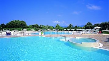 Piscina stagionale all'aperto, ombrelloni da piscina, lettini