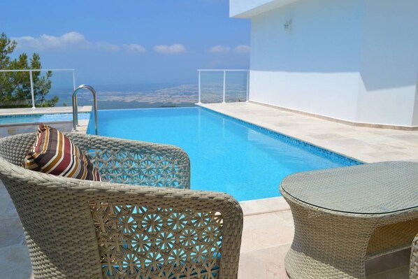 Piscina externa sazonal