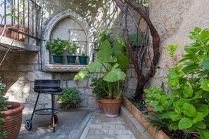 House (Duplex Three Bedroom Apartment) | BBQ/picnic Area