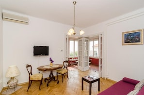 Casa (Duplex Three Bedroom Apartment) | Sala de estar | TV de tela plana