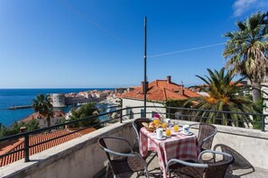 Hus (Duplex Three Bedroom Apartment) | Terrasse/gårdhave