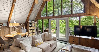 Cozy A-Frame Mountain Retreat in Wolf Laurel â Stunning Views & Adventure Awaits!