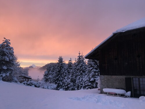 Superb fully-equipped chalet with view, large lot and BBQ