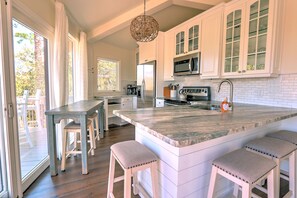 Fridge, microwave, oven, stovetop - Ocean Views Treehouse Walkable to Harbour Town (Hilton Head Island)