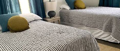 2 عدّة غرف نوم ومكواة/لوح كي وواي فاي وملاءات أسرّة